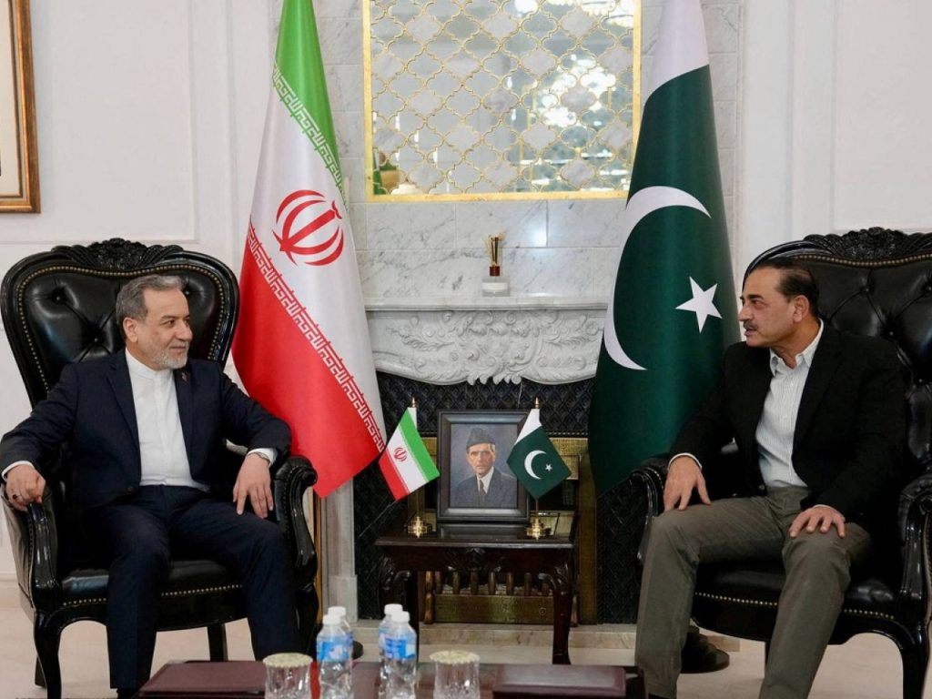 Pakistan, Iran Hold High-Level Talks in Tehran Amid Rising Regional Tensions